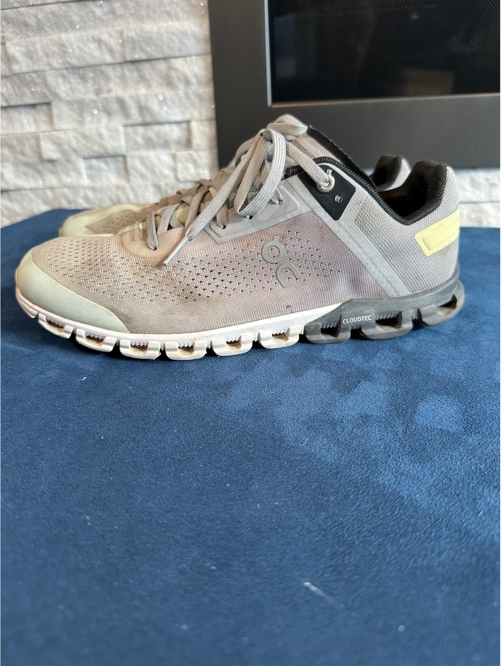 On Running Cloudflow Men’s 8.5 Gray Yellow CloudTec Running Shoes EU 42